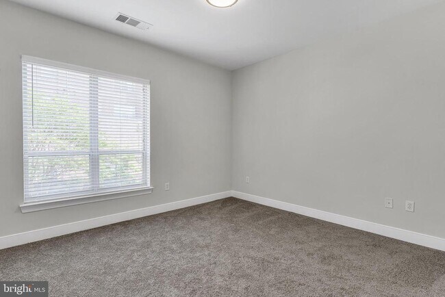 Building Photo - 5400 Auth Rd