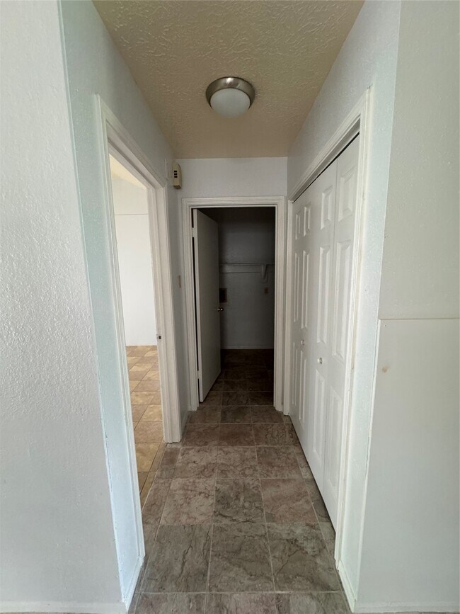 Building Photo - 11922 Sulphur Springs Dr