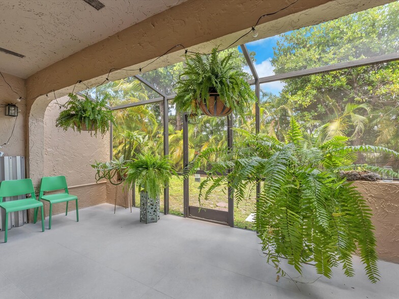 Building Photo - 4006 Estepona Ave