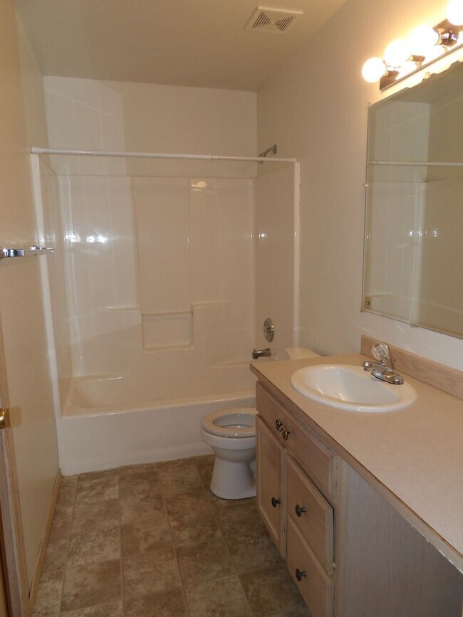 Building Photo - Home in CDA Place!