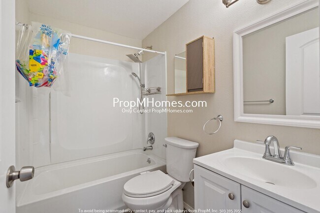 Building Photo - Beautiful Condo Living in the Heart of Tua...