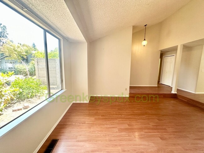 Building Photo - Gorgeous 4 Bedroom 2 Bath with Fully Fence...
