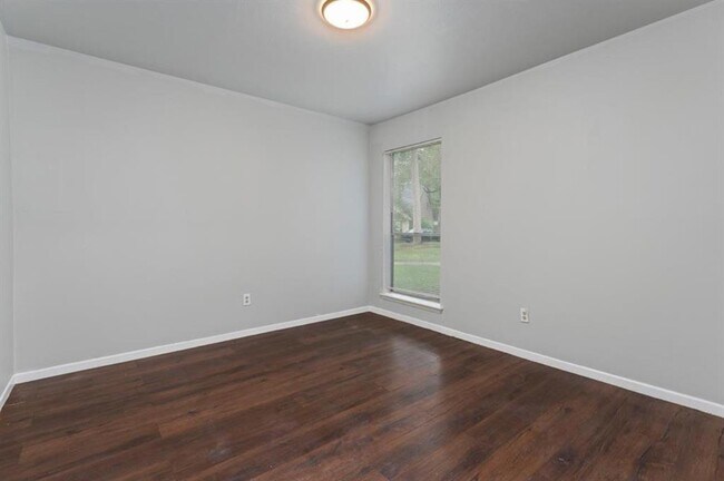 Building Photo - 3710 Fernview Dr