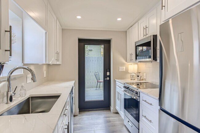 Building Photo - Congress Park – Beautiful High-End Studio