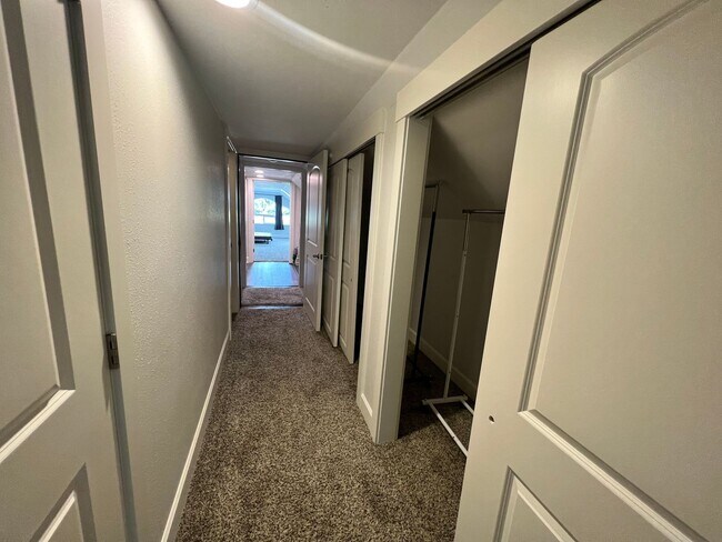 Building Photo - 1 Bedroom Suite for Lease with Washer/Dryer and Garage Spot