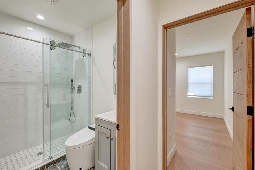 Building Photo - 5348 Thornburn St