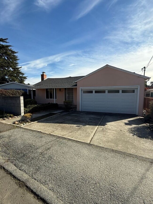 Primary Photo - Beautiful 3 Bedroom 1 1/2 bath home in Cas...