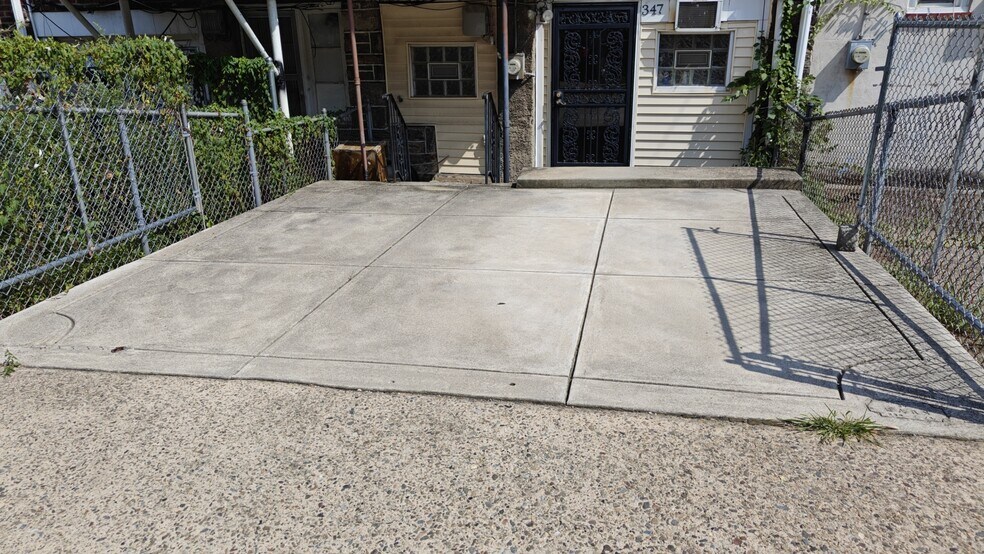 Building Photo - 347 W Milne St