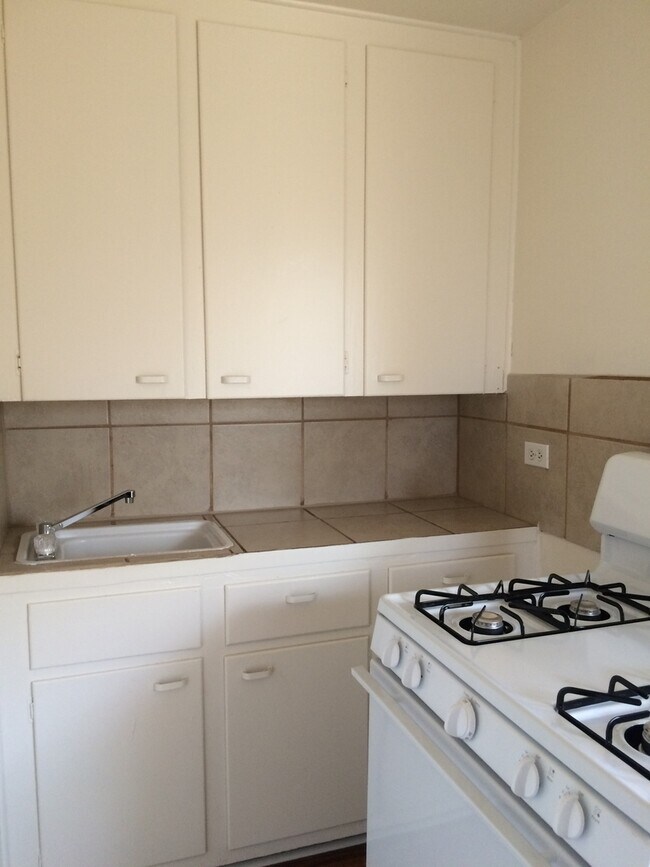 Building Photo - Great Price for Great location!