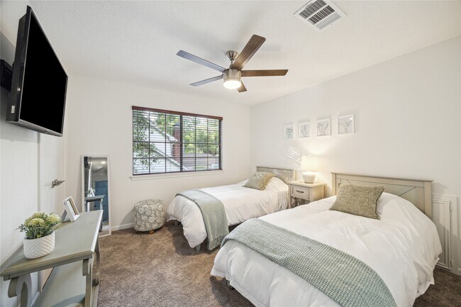 Building Photo - 89 Towering Pines Dr