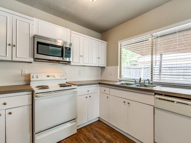 Building Photo - 502 Wildflower Dr