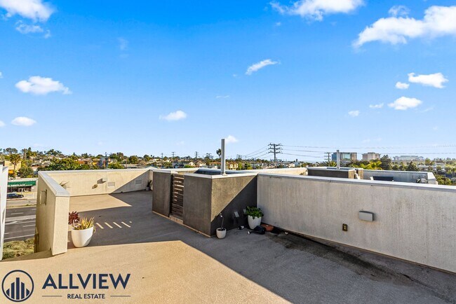 Building Photo - Beautiful three story live/work townhome in Westside Costa Mesa!