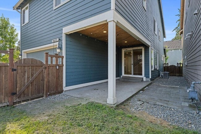Building Photo - Beautiful Puyallup Corner Lot Home with Office, A/C, Formal Dining & Bonus Loft!