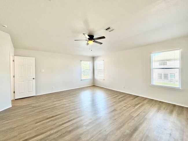 Building Photo - Spacious 4 bed 2.5 bath two-story home!