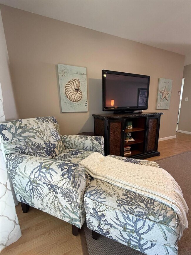 Building Photo - 1832 Sunny Dr