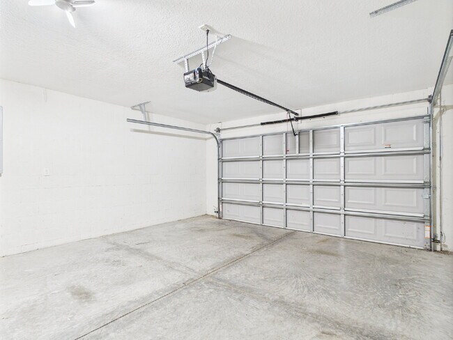 Building Photo - Modern 3/2 Home for Rent in Ocala – Move-I...