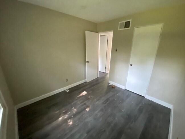 Building Photo - 477 Mueller Ave