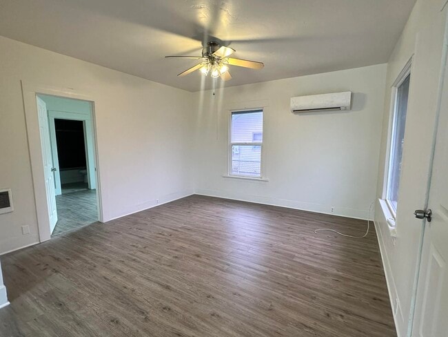 Building Photo - 906 B St