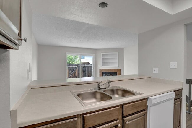 Building Photo - Fully Remodeled End-Unit Townhome Near Pet...