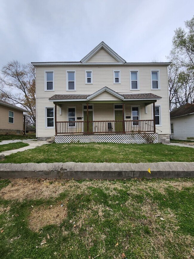 Building Photo - Three Bedroom in Alton