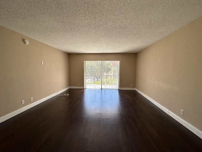 Building Photo - 5961 N Falls Cir Dr