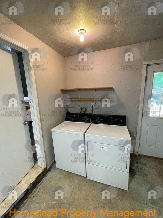 Building Photo - Hard to find 3 bedroom 2, bathroom.