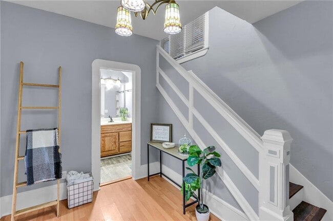 Building Photo - 722 S College St