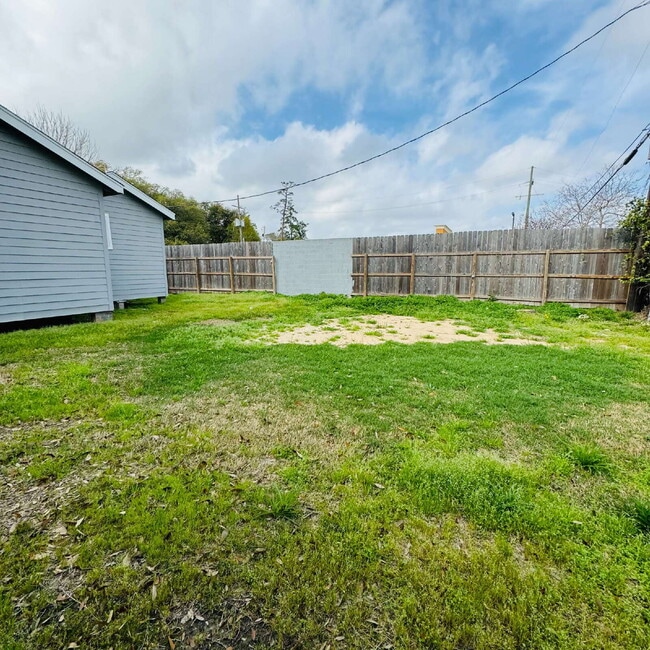 Building Photo - 1 Lutcher Circle A