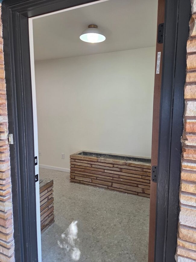 Building Photo - Travis Heights