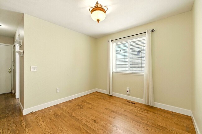 Building Photo - Amazing 3 Bed 4 Bath Highlands Ranch House...