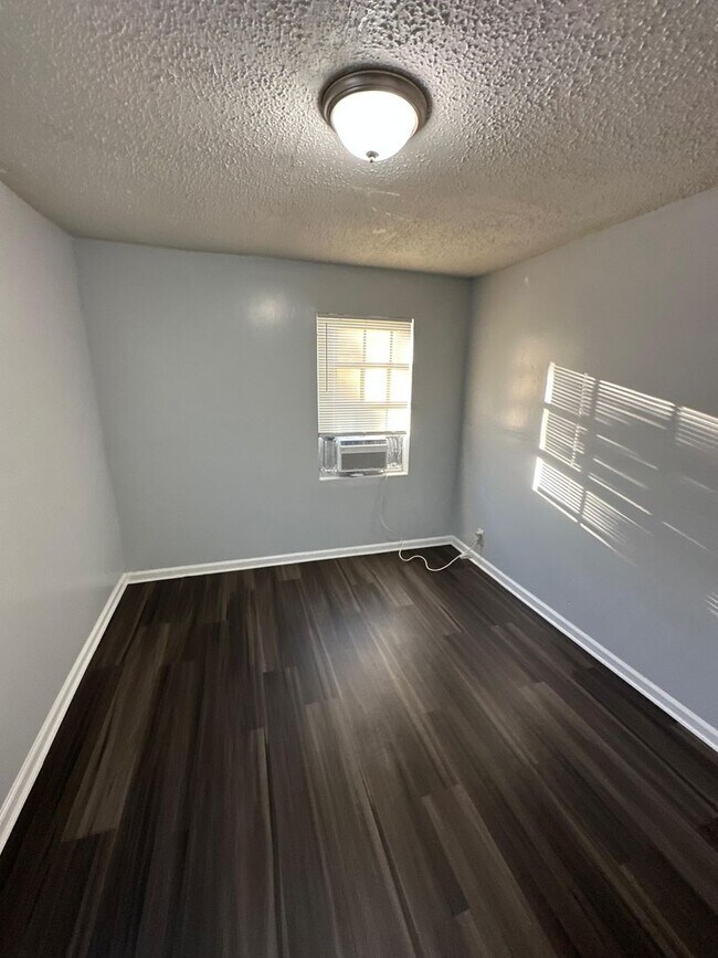 Building Photo - 1528 Mt Herman St