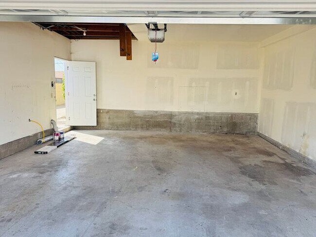 Building Photo - Your Dream Retreat Awaits in Nantucket Vil...
