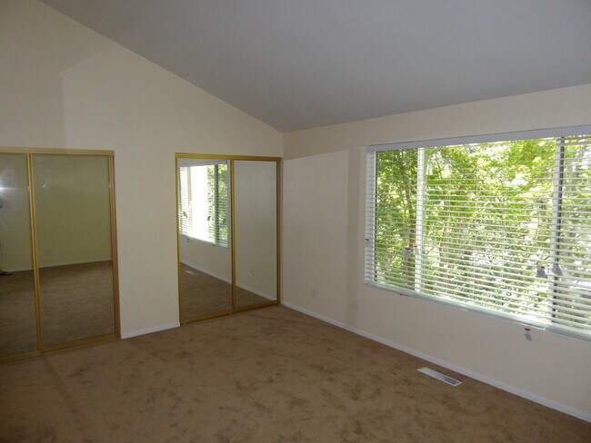 Building Photo - 5 Oak Crest Ct