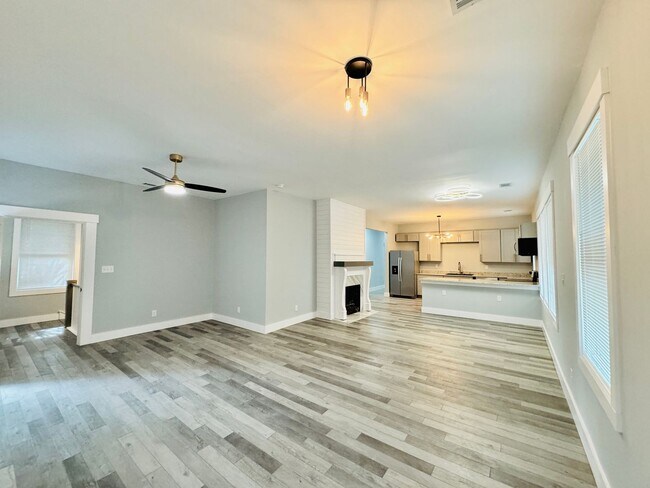 Building Photo - RATE DROP ALERT! (was $2600/month)