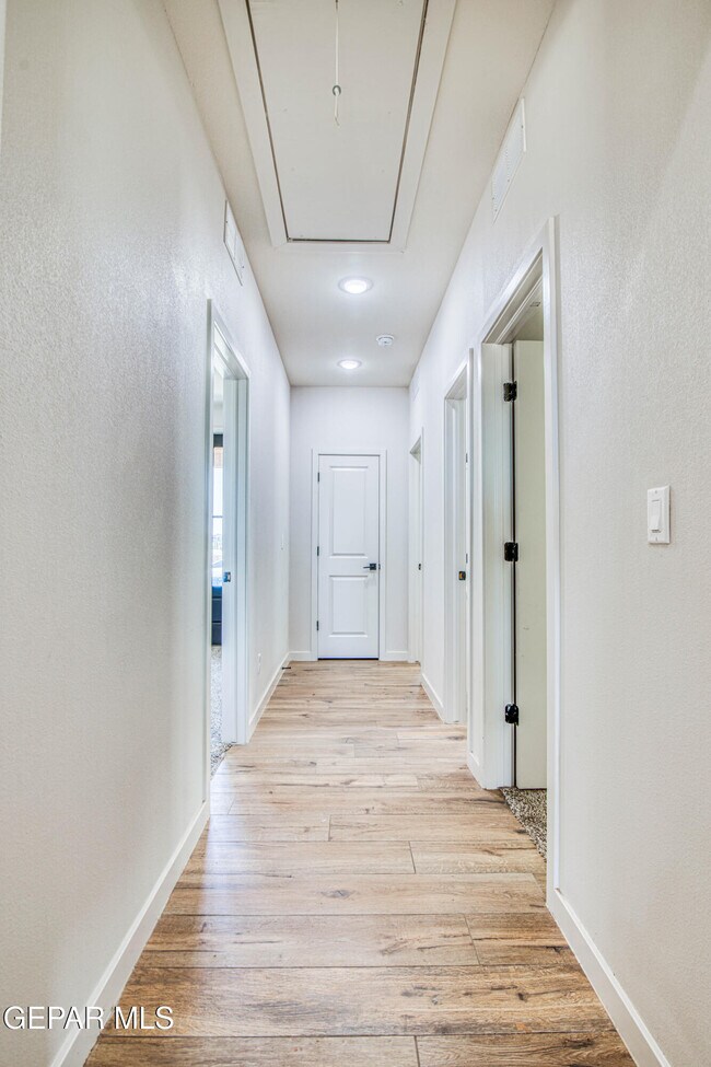 Building Photo - 805 Mormon Tea Dr