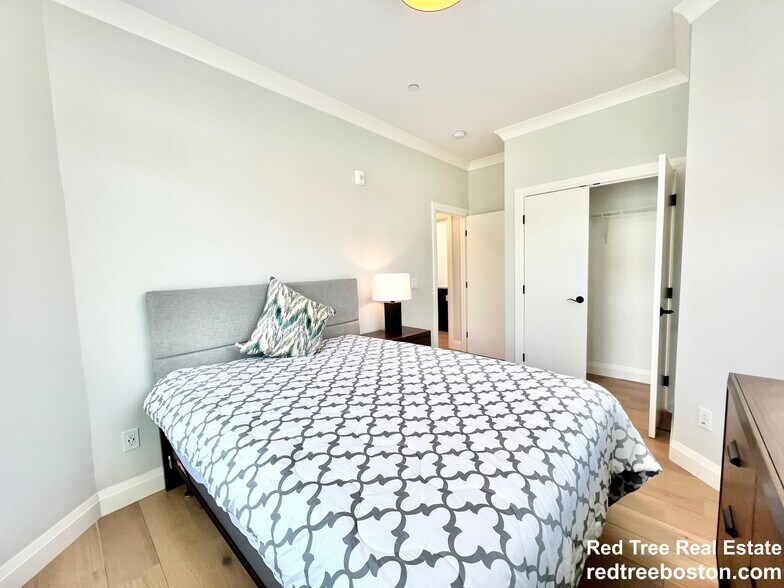 Building Photo - 142 Pleasant St