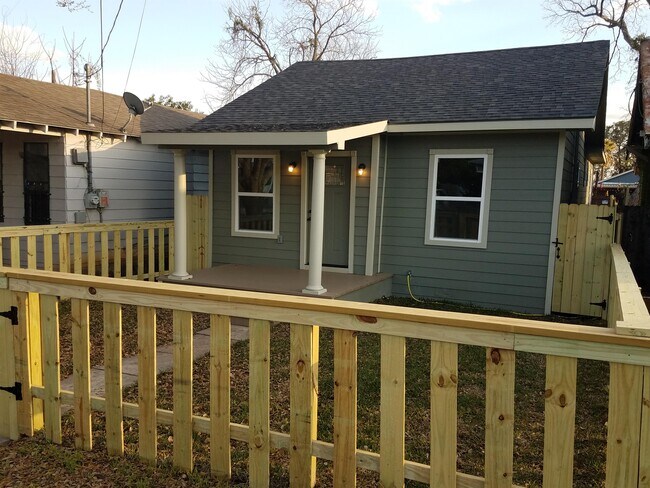 Building Photo - 1016 Center St