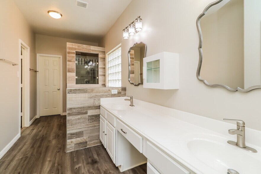 Building Photo - 2548 Blue Heron Cir
