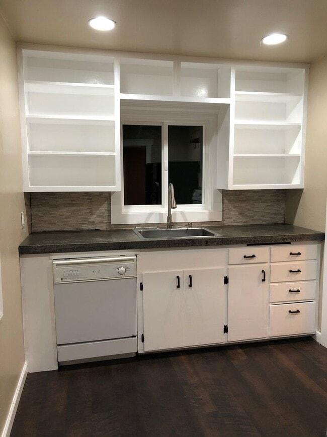 Building Photo - 2 Bedroom Bungalow close to BSU.