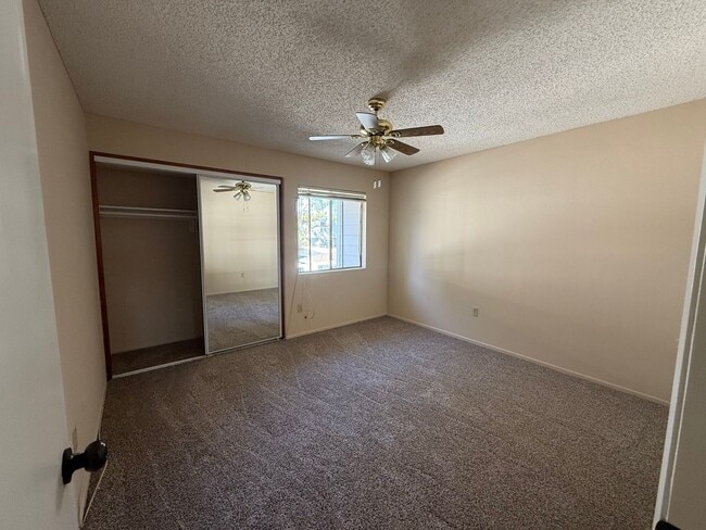 Building Photo - 3 bed, 2 1/2 bath townhome in quiet complex