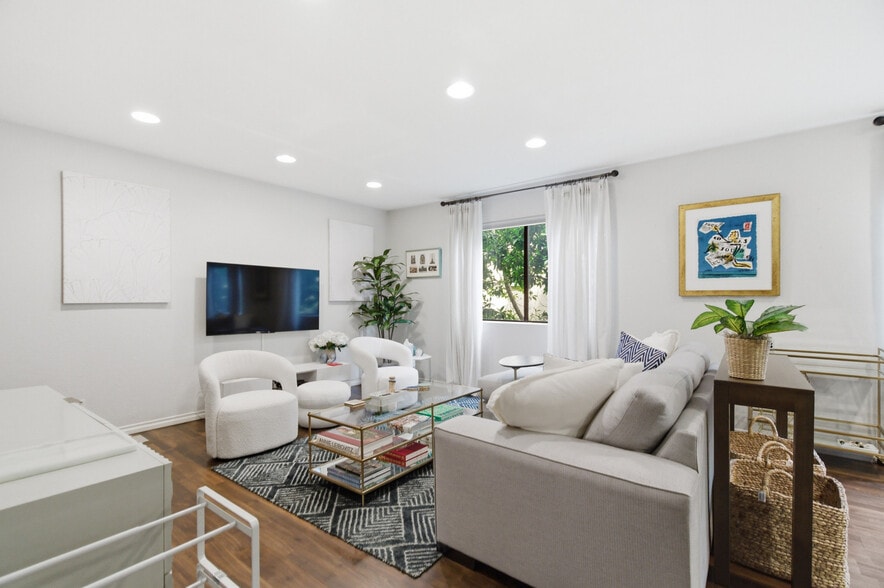 Building Photo - 839 S Holt Ave