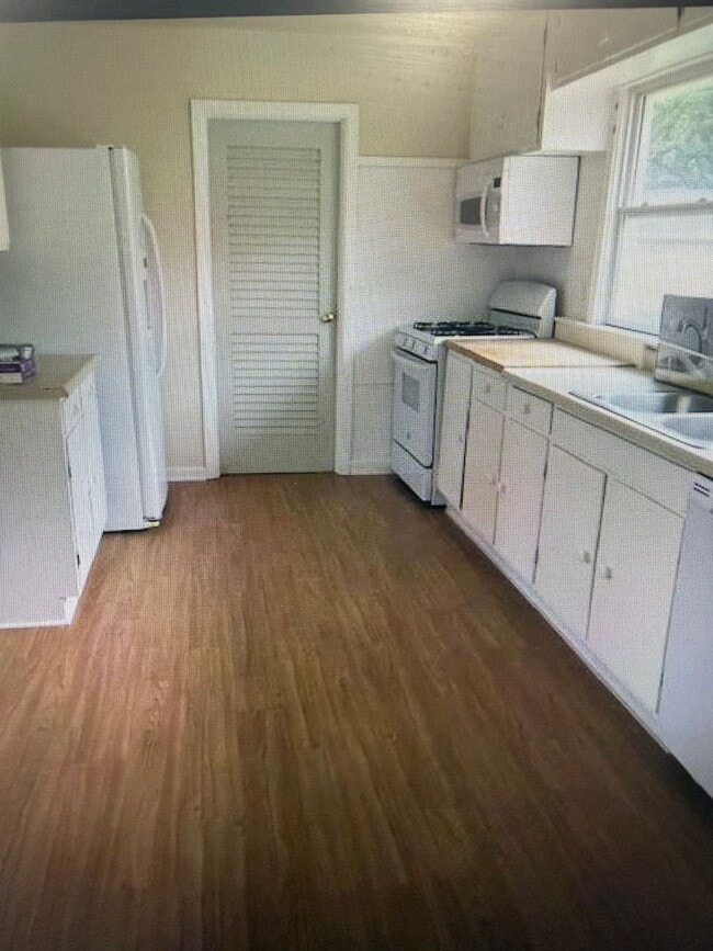 Building Photo - Country setting