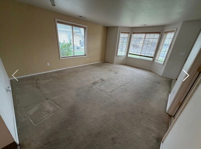 Building Photo - 3 bed|2 bath house with NEW PAINT & CARPET!