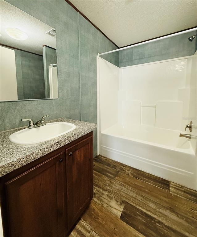 Building Photo - 877 SE 38th St