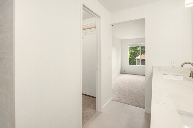 Building Photo - 24105 SE 42nd St