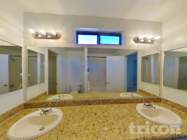 Building Photo - 10625 W Monte Vista Rd