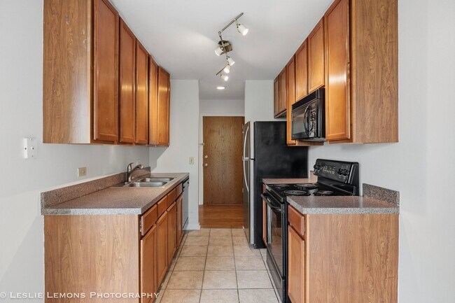 Building Photo - 5950 Oakwood Dr