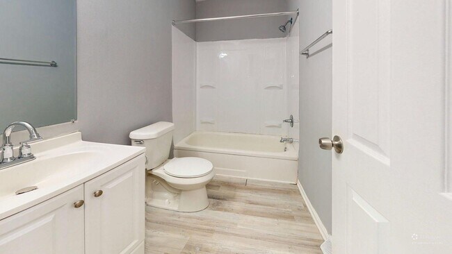 Building Photo - Elyria - updated 2 bedroom/1 bath townhouse.