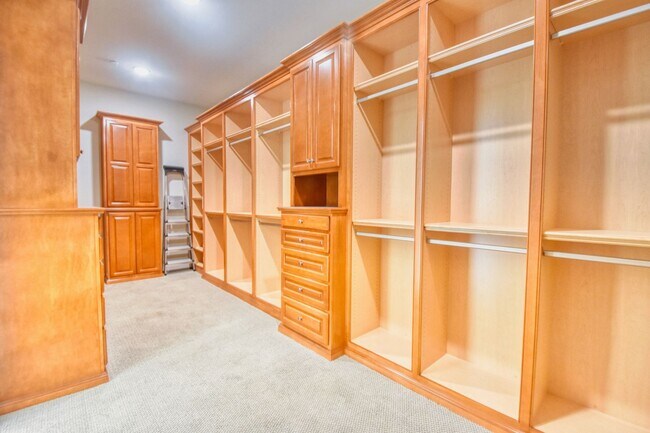 Building Photo - 5 Bedroom Resort-Style Estate with Pool, Spa & RV Parking