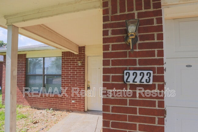 Building Photo - 2223 W Roselawn St